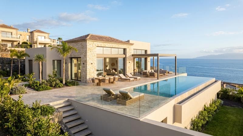 Villa de lujo en Costa Adeje con terraza y piscina reformadas — ambiente marino de primera línea